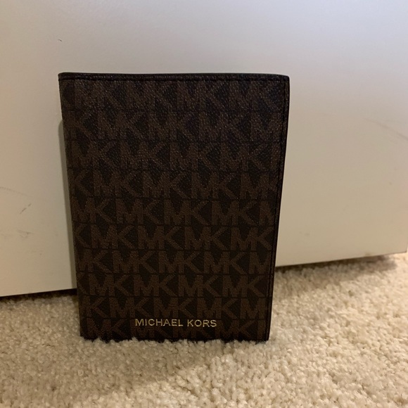 Michael Kors passport wallet - Picture 1 of 4